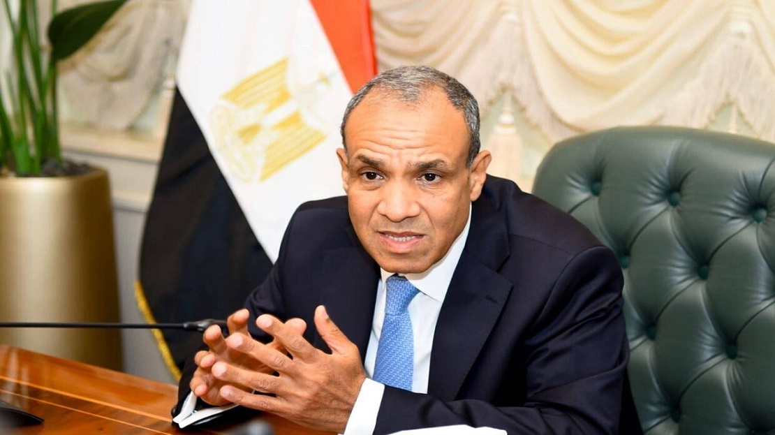 وزير الخارجية المصري يدشن خط طيران جديدا في أولى رحلاته الخارجية