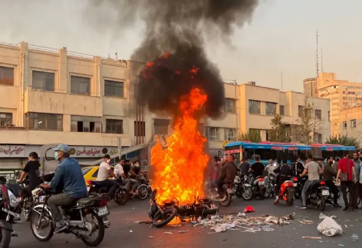 الجالية اليهودية في طهران تقف إلى جانب 