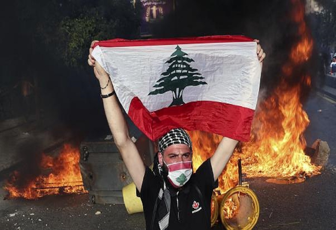 لبنانيون يحاولون اقتحام وزارة الطاقة احتجاجاً على الانقطاع المتواصل للكهرباء