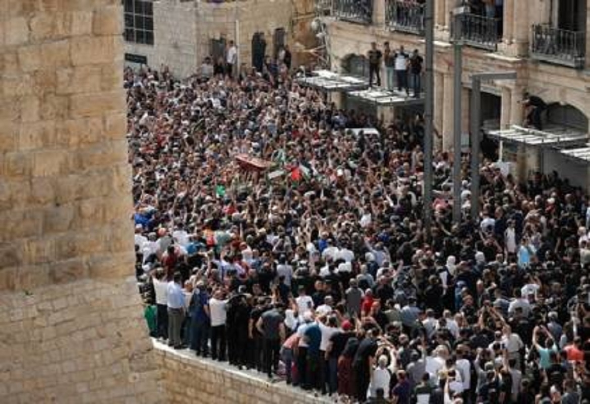 عشرات الاف الفلسطينيين يشيعون الشهيدة الاعلامية 