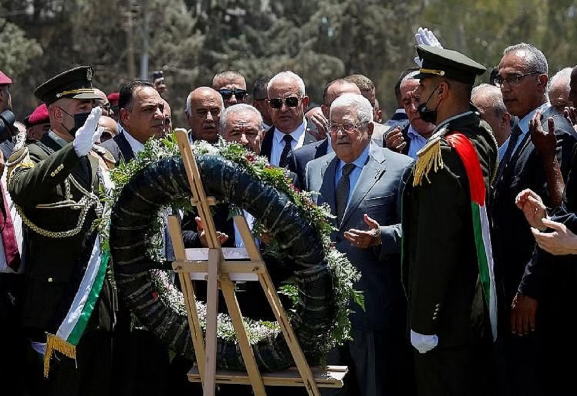 الرئيس الفلسطيني يزور جنين بعد عدوان إسرائيل عليها.. ويعد بإعادة بناء المخيم