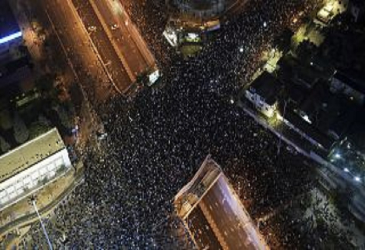 عشرات الآلاف من الإسرائيليين يحتجون على خطط نتنياهو للإصلاح القضائي