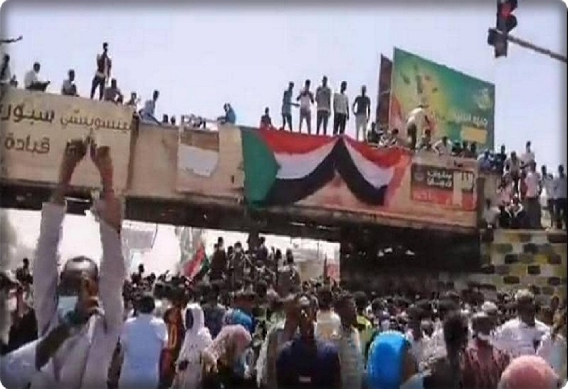 شلل في السودان والمظاهرات تعم البلاد وأين البشير