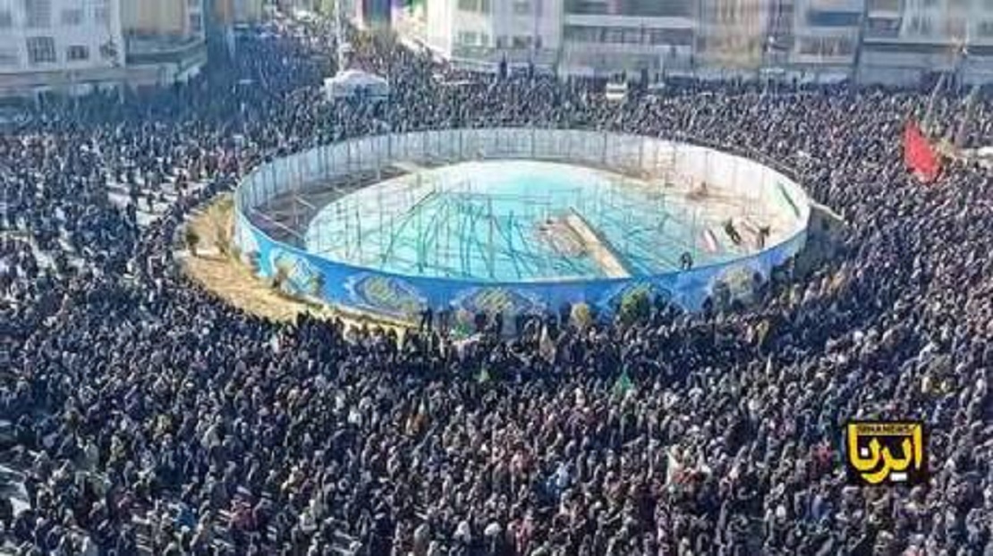 احتشاد مئات آلاف الإيرانيين وسط طهران مطالبين بالثأر لخامنئي