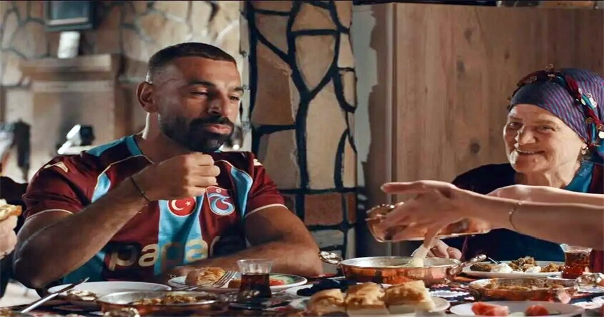 ممثلة تركية شهيرة تفاجئ محمد صلاح