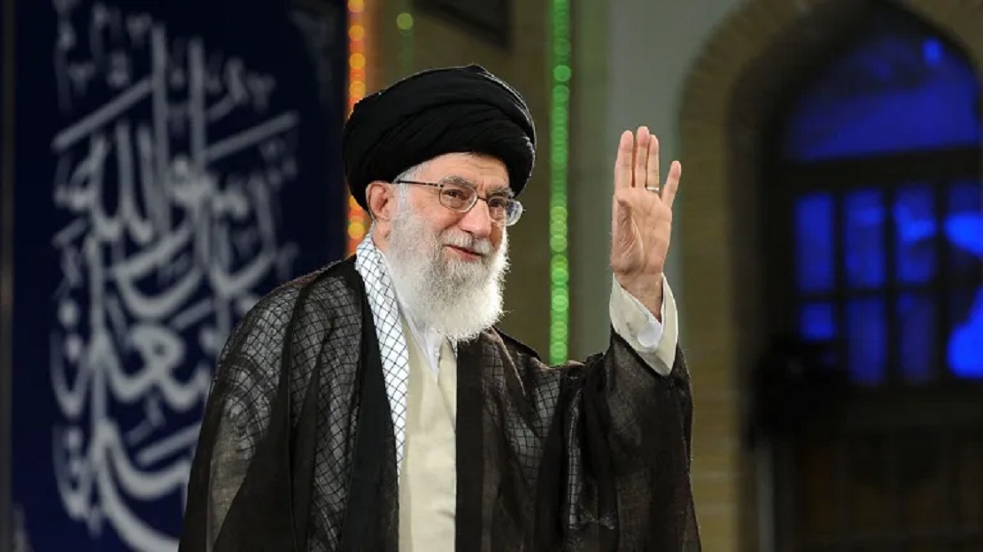 أكسيوس عن مسؤولين إسرائيليين: المرشد الايراني والرئيس بزشكيان كانا من أهداف الغارات