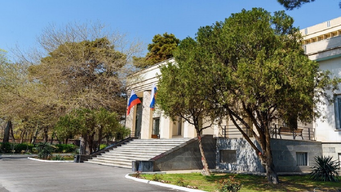 السفارة الروسية في طهران تؤكد إجلاء أفراد العائلات وبقاء الموظفين الأساسيين